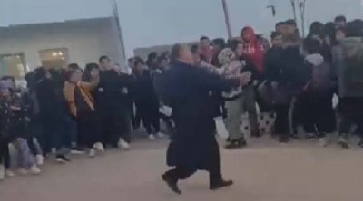 بعد رقصه مع التلاميذ..المندوبية الجهوية للتربية تنفي إقالة مدير إعدادية الزهراء بسوسة 