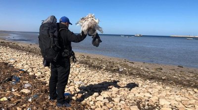 التونسي حسام حمدي يقطع الـ1300 كلم سيراً على الأقدام لجمع الفضلات 