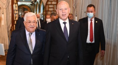 محمود عباس يمنح قيس سعيد القلادة الكبرى لدولة فلسطين (فيديو)