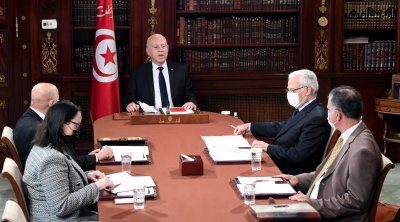 عبير موسي ترسل عدول تنفيذ لأساتذة القانون الدستوري الذين إستقبلهم قيس سعيد