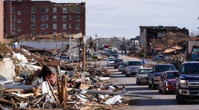 83 قتيلا على الأقل جراء أعاصير 'تاريخية' في أمريكا (صور)