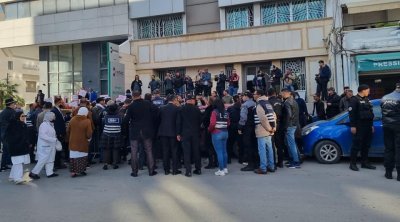 الأمن يمنع عبير موسي و أنصارها من الوصول الى مقر إتحاد علماء المسلمين