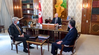 تفاصيل لقاء رئيس الدولة بوزيري الداخلية و الدفاع (فيديو)