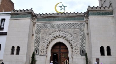 فرنسا تعتزم إغلاق مسجد تعتبر خطبة ''متطرفة'' وتحارب المسيحيين والمثليين واليهود