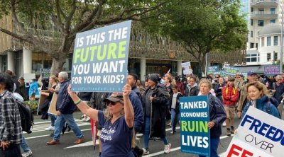 إحتجاجات في نيوزلندا ضد الإغلاق و فرض تلقيح كورونا