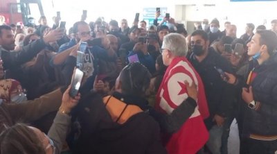 الجماهير التونسية تستقبل النسور في مطار قرطاج