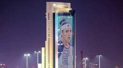 أنس جابر تزين واجهة برج مبادلة في أبوظبي (صورة)