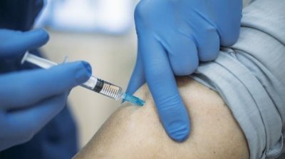 القبص على رجل يحاول الحصول على جرعة لقاح كورونا التاسعة