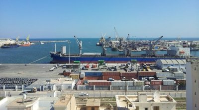 صفاقس : تفريغ شحنة باخرة محمّلة بالحبوب المستوردة