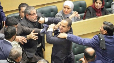 عراك بالأيدي في مجلس النواب الأردني خلال مناقشة ''التعديلات الدستورية''