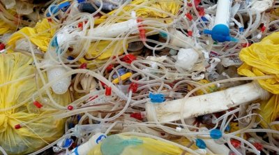 مرصد رقابة : كميات كبيرة من النفايات الطبية الخطيرة دفنت دون معالجة في قربة