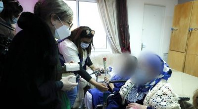 نجلاء بودن تقدم الورود للمقيمين بمؤسسة رعاية المسنين في منوبة