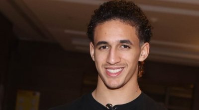 حنبعل المجبري يتسلم رمز لقب أفضل لاعب إفريقي صاعد لسنة 2021