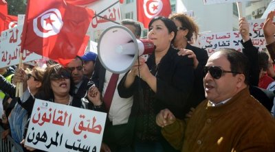 الدستوري الحر : إصابات طفيفة في مناوشات بين الأمن و المعتصمين (فيديو)