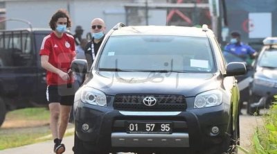 الكاميرون : المنتخب الجزائري يغادر الملعب على متن حافلة صغيرة (صور)