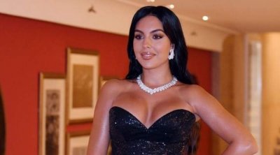 صديقة رونالدو تفجر مفاجآت: عشت بمخزن وكنت أبيع بالشارع