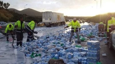 انزلاق شاحنة يتسبب في حادث مرور بالطريق السيارة برج السدرية ( صور)