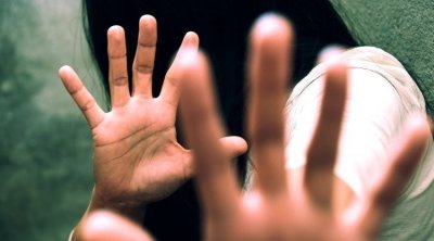 السيجومي : كهل يحول وجهة طفلة من ذوي الاحتياجات الخصوصية و يغتصبها