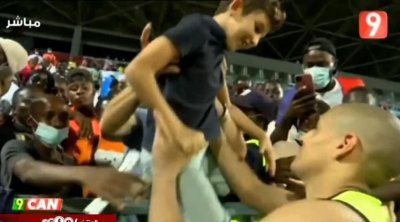 وهبي الخزري يمنح الطفل يوسف قميصه(صور)