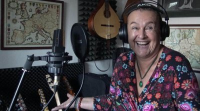 وفاة مغنية تشيكية بعد أن أصابت نفسها عمداً بكوفيد-19 لتجنب تلقي اللقاح