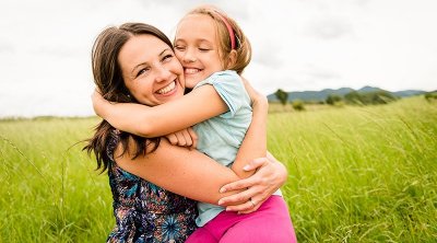 تعرف على فوائد العناق في العالمي الخاص به 