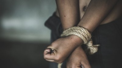 تعرض رجل أعمال للإختطاف والتعذيب والابتزاز من قبل إفريقيين 