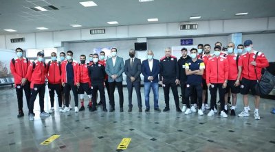 وزير الرياضة في استقبال المنتخب الوطني لكرة القدم 