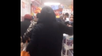 اشتباك و تدافع بين المواطنين في إحدى المغازات بسبب تخفيض في الجبن (فيديو)