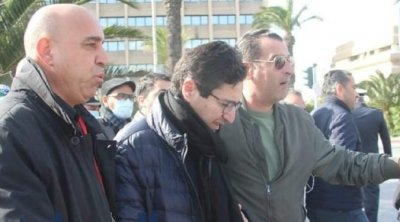 طرد فاضل عبد الكافي من مسيرة إحياء ذكرى اغتيال بلعيد (فيديو)