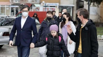 بعد تعرضها للتنمر... رئيس مقدونيا يصطحب طفلة إلى المدرسة