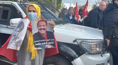 هيئة الدفاع عن الشهيدين تتظاهر أمام منزل راشد الغنوشي  (صور )