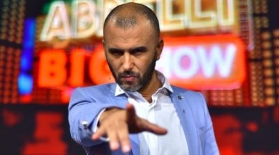 لطفي العبدلي: سيارة تابعة لسفارة تونس بفرنسا تتبعتنا بعد حضور نادية عكاشة لمسرحيتي