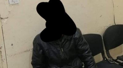 السيجومي : تلقي بنفسها من سيارة تاكسي بعد أن تحرّش بها السائق 