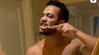 عارياً يغسل أسنانه بالذهب.. شاهد محمد رمضان يستفز جمهوره (فيديو)