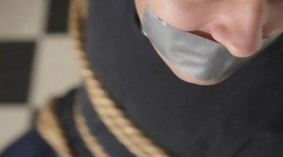 أريانة : طلبت منه الطلاق فشد وثاقها بالسلاسل ثم حلق شعرها و حاجبيها 