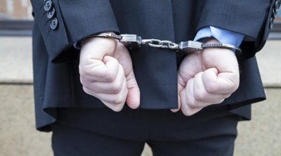 بطاقة إيداع بالسجن في حق كاهية مدير بمطار تونس قرطاج 