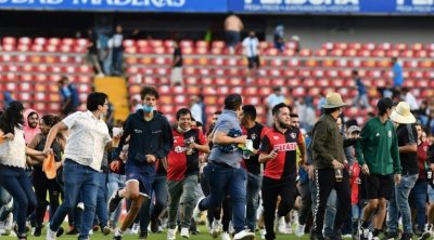 إصابة 22 مشجعا في اشتباك خلال مباراة في الدوري المكسيكي (فيديو)