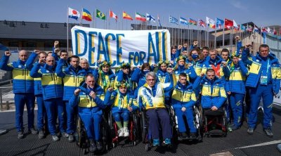 رياضيون أوكرانيون يقفون دقيقة صمت ويوجهون رسالة سلام خلال الألعاب البارالمبية