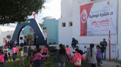 أنا يقظ : أنصار قيس سعيد يقومون بتسجيل المواطنين في الاستشارة الوطنية