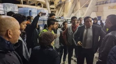 والي بن عروس يشرف على عملية توزيع كمية من المياه المعدنية على عدد من العائلات