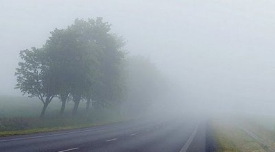 ضباب كثيف يحجب الرؤية بهذه المناطق