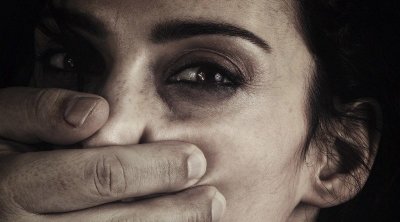 أريانة : يحاول تحويل وجهتها تحت تهديد السلاح من أجل إغتصابها 