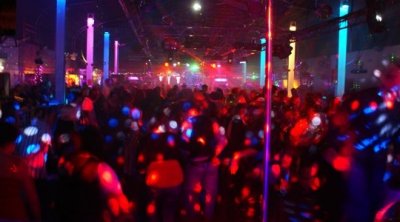 صاحب ملهى ليلي يروّج المخدرات للحرفاء في قمرت 