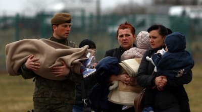 عدد اللاجئين الأوكرانيين يتخطى 4 ملايين.. ونصفهم في بولندا