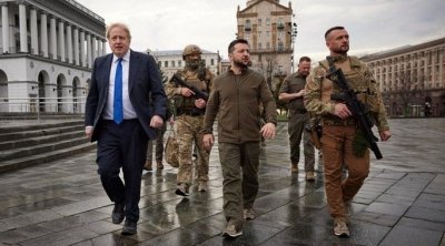 بوريس جونسون و زيلينسكي يتجولان في شوارع كييف