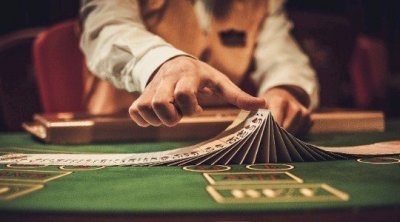 إيقاف 10 أشخاص من أجل إعداد محل لتعاطي الميسر في منوبة