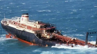 خليج قابس :غرق سفينة محروقات ... ومخاوف من حدوث تلوث (صور)