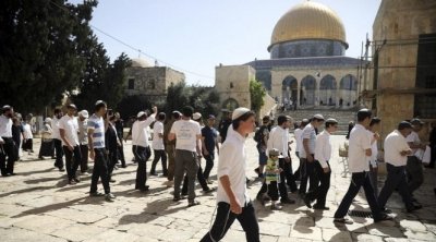 المستوطنون يقتحمون المسجد الأقصى والجيش الإسرائيلي يقصف غزة بعد إطلاق صاروخ