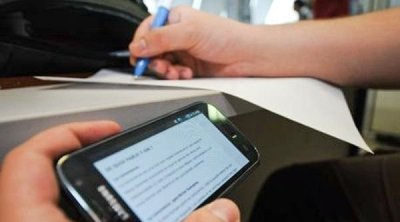 قفصة : القبض على شخص بحوزته أجهزة إلكترونيّة تُستعمل في الغش في الإمتحانات