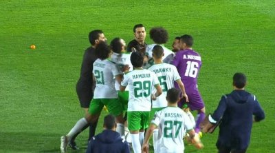 الحكم الصادق السالمي يتعرض إلى الإعتداء في مصر (فيديو)